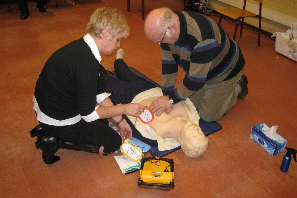 Reanimatie en AED, automatisch externe defibrillator en plakken reanimatiestickers
