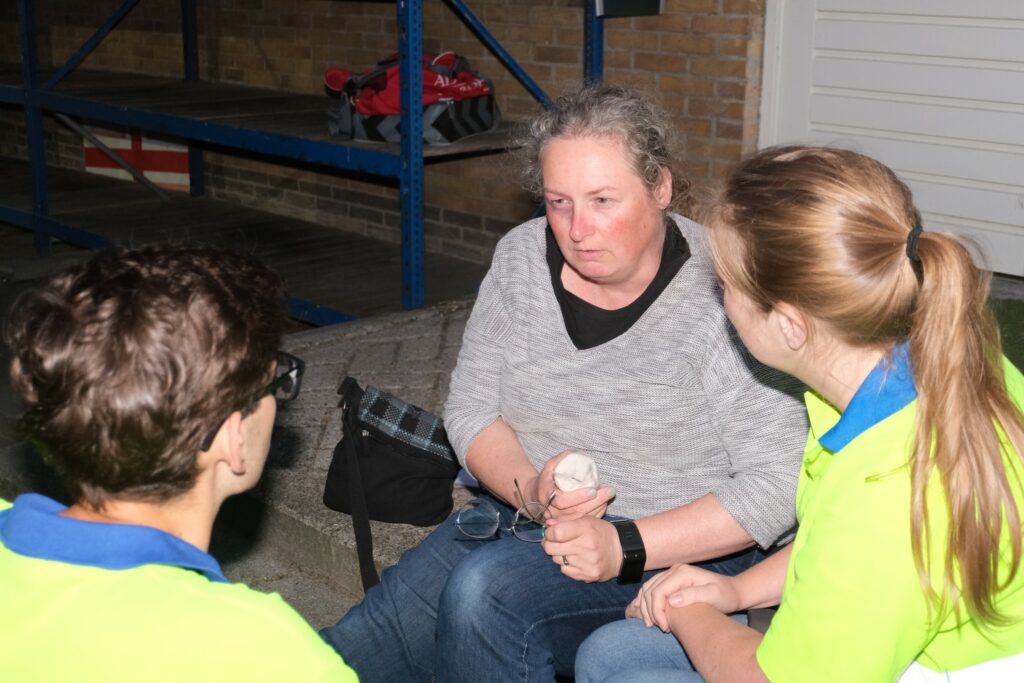 SO3 Hulpverleners vragen slachtoffer uit om aanvullend letsel uit te sluiten.