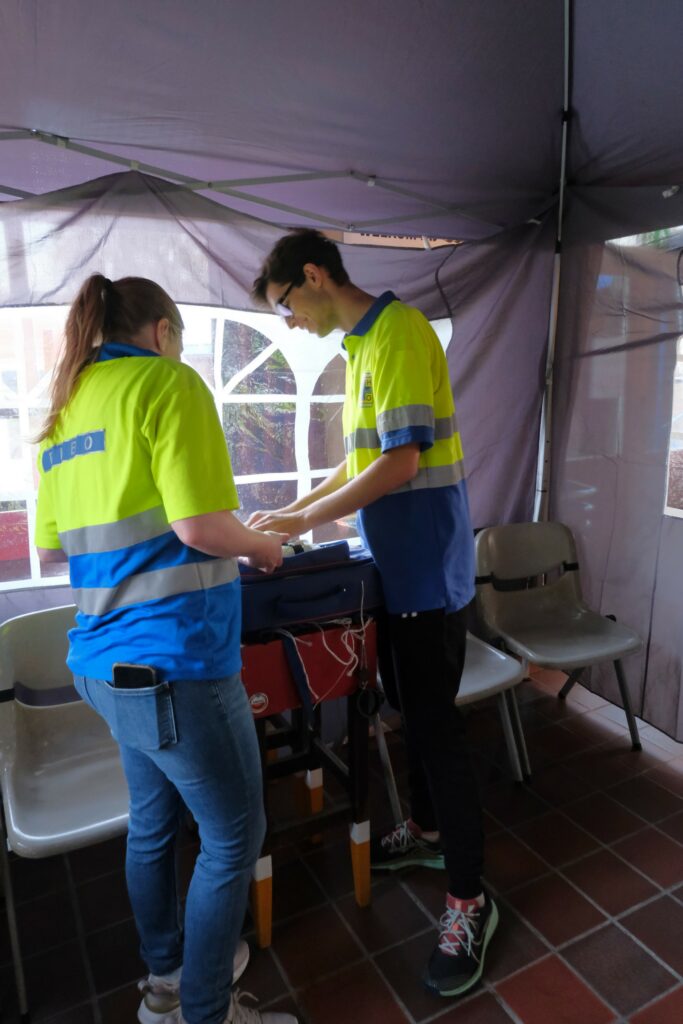 Twee hulpverleners checken de hulpverleningstas.