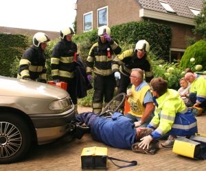 Brandweer bevrijdt overreden fietsslachtoffer